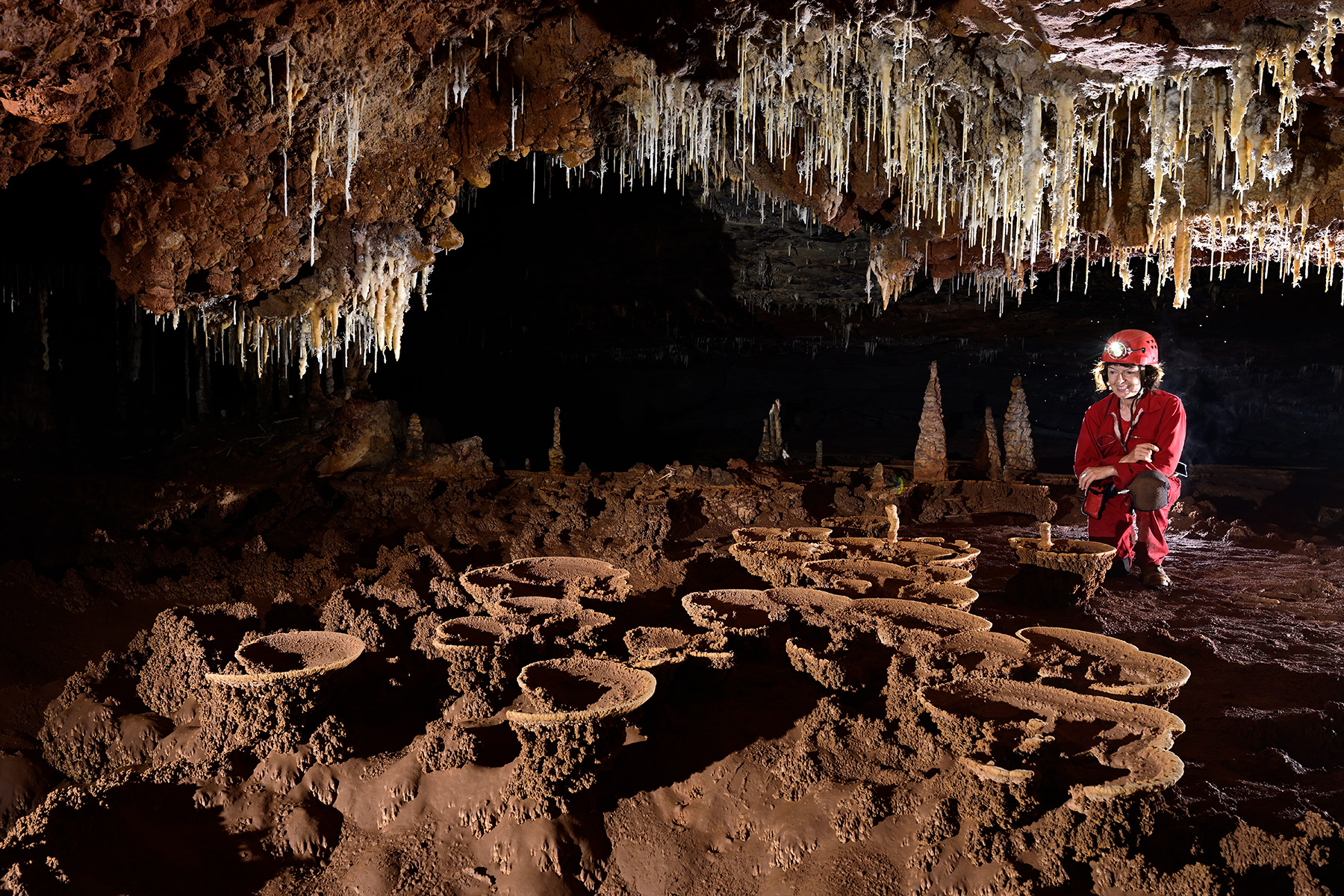 Caverna Angelica (Terra Ronca, Goias) - Passage avec plafond concrétionné et coupelles de gours au sol (personnage en fond).
